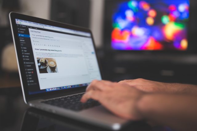 blogging-blur-communication-261662
